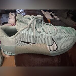 Nike metcon .. worn once.. teal color